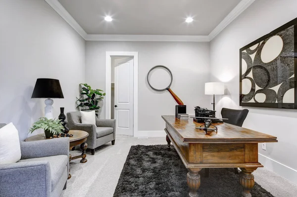 Home Office Interior Modern Dengan Meja Kayu Besar Dan Pemandangan — Stok Foto