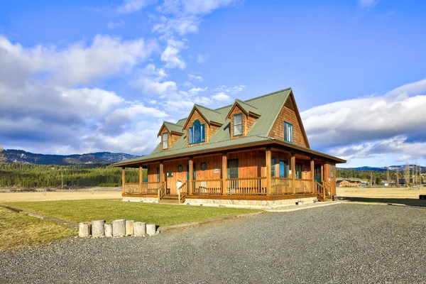 Schöne Ranch Stil Hause Außen Einem Strahlend Sonnigen Tag Mit — Stockfoto