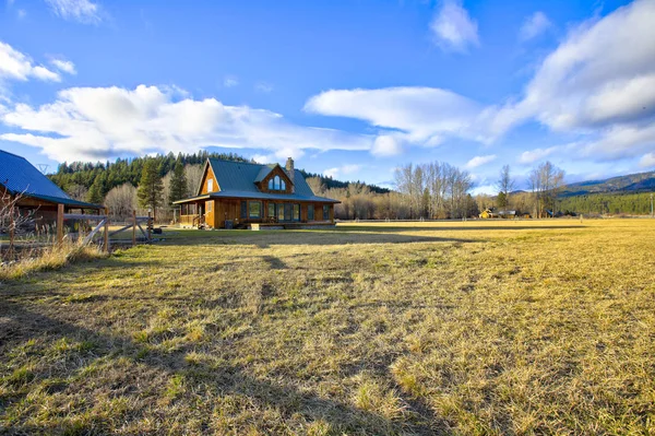 Vista Della Casa Ranch Situata Una Bellissima Valle Nord Ovest — Foto Stock