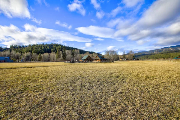 Weergave Van Ranch Huis Gelegen Een Prachtige Vallei Noordwesten Verenigde — Stockfoto