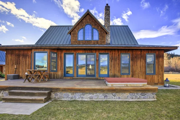 Schöne Ranch Stil Hause Hölzerne Terrasse Mit Gartenmöbeln Und Whirlpool — Stockfoto