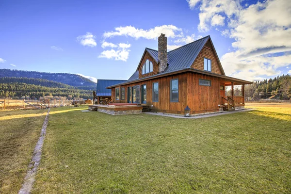 Bonita Casa Estilo Rancho Apresenta Pátio Madeira Com Mobiliário Exterior — Fotografia de Stock