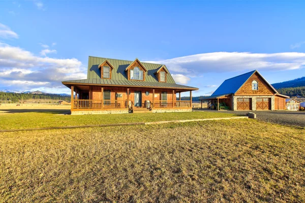 Mooie Ranch Stijl Huis Buitenkant Een Zonnige Dag Met Blauwe — Stockfoto
