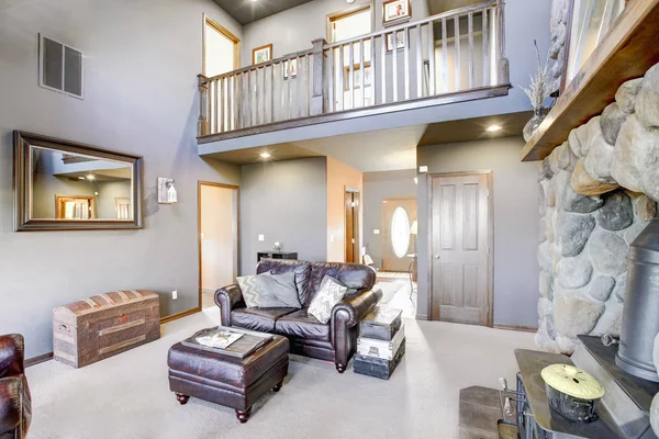 Sala de estar de techo abovedado con puertas correderas de vidrio a un