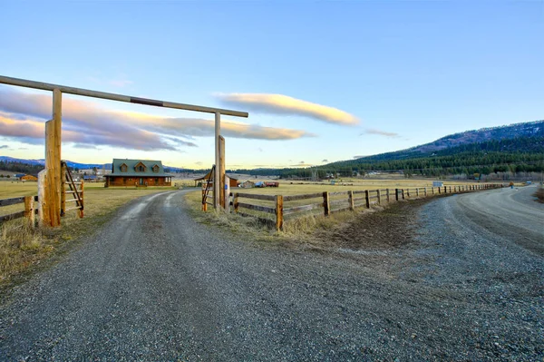 入口的大门 一个漂亮的木牧场家与美丽的风景 — 图库照片