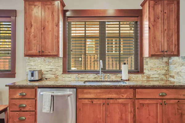 Houten Keuken Kamer Met Stenen Backsplash Granieten Aanrecht Roestvrijstalen Apparaten — Stockfoto