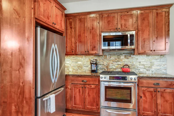 Wooden Kitchen Room Stone Backsplash Granite Countertops Stainless Steel Appliances — Stock Photo, Image