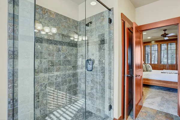 主浴室与玻璃漫步在淋浴和灰色瓷砖周围 — 图库照片