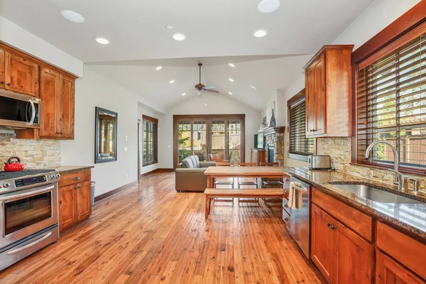 Open Floor Plan Kitchen Room Stone Backsplash Granite Countertops Stainless — Stock Photo, Image