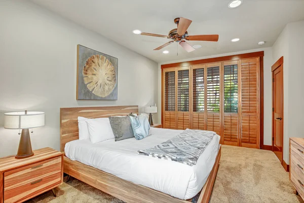舒适的主卧室内部特色大木床与床头板 — 图库照片