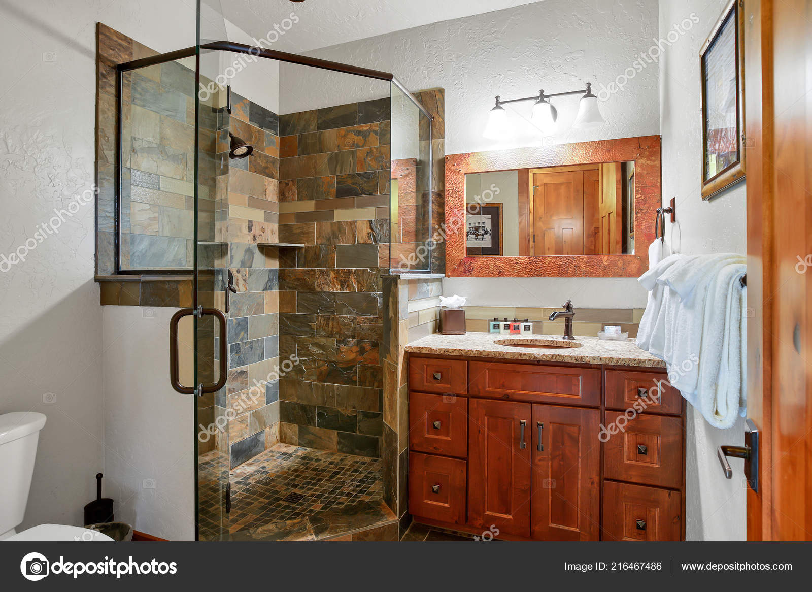 Weiße Moderne Badezimmer Bietet Dusche Mit Natürlichen Stein ... Weiße Moderne Badezimmer Bietet Dusche Mit Natürlichen Stein ...