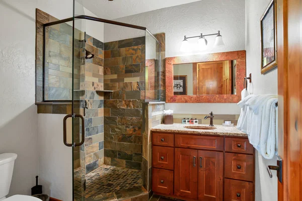 Weißes Modernes Badezimmer Mit Dusche Und Natursteinumrandung — Stockfoto
