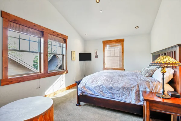 Licht Slaapkamer Gevuld Met Witte Muren Gewelfde Plafond Beddengoed Blauw — Stockfoto