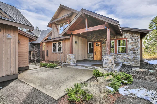 Beautiful Craftsman Home Wood Stone Exterior Covered Porch Entry Columns — Stock Photo, Image