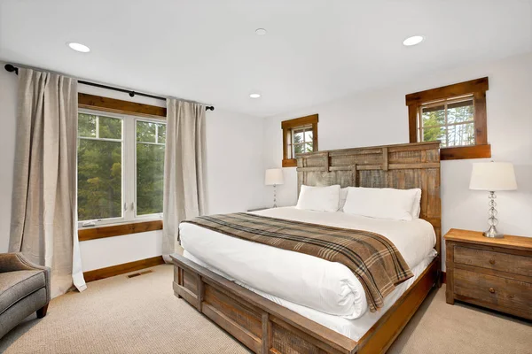 Interior Kamar Tidur Putih Dengan Tempat Tidur Utama Dan Keluar — Stok Foto