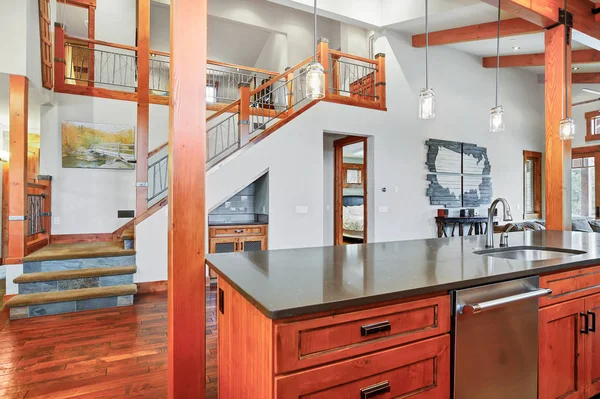 开放式厨房设计特色拱形天花板 实心硬木地板 白色墙壁和楼梯视图 — 图库照片