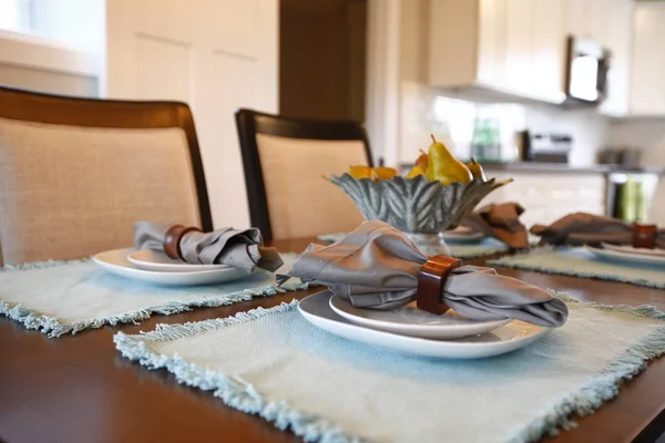 Nice Close Uma Mesa Jantar Com Cenário Jantar Guardanapos Lindamente — Fotografia de Stock