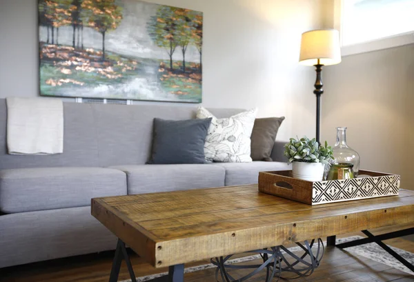 Familienzimmer Interieur Mit Nahaufnahme Einer Holz Und Metallrahmen Couchtisch Neben — Stockfoto