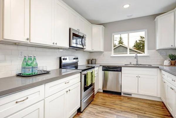 白色和灰色厨房房间与现代不锈钢用具 石英台面和地铁瓷砖橱柜 — 图库照片