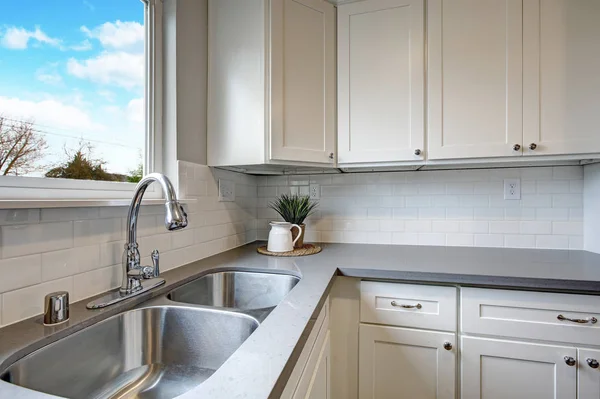 Witte Grijze Keuken Kamer Met Moderne Roestvrijstalen Apparaten Countertops Van — Stockfoto