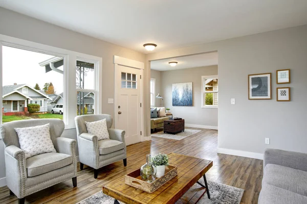 Işık gri duvarlar ve büyük pencere geniş oturma odası.