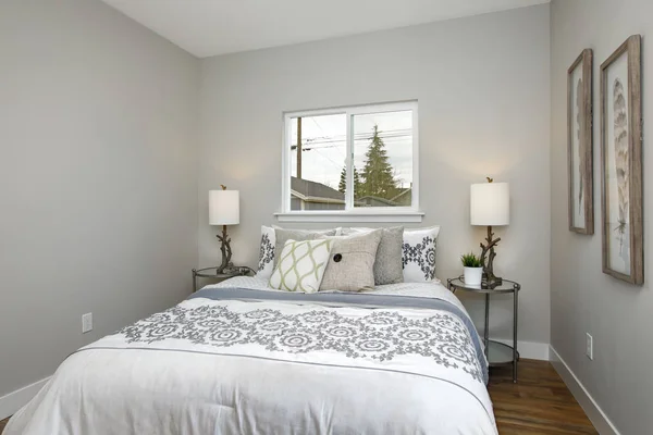 美丽的灰色和白色的卧室与刺绣图案床上用品集 — 图库照片