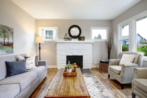 宽敞的起居室 配有传统壁炉 灰色沙发 两张扶手椅和木茶几 — 图库照片