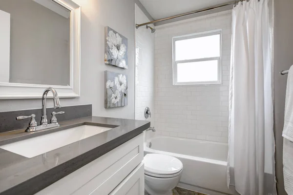 Interior Moderno Banheiro Com Vaidade Branca Coberto Com Bancada Cinza — Fotografia de Stock