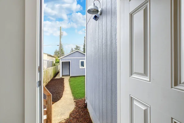 Offene Tür Einem Hinterhof Mit Blick Auf Eine Freistehende Garage — Stockfoto