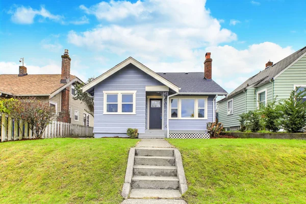 Encantador Exterior Azul Casa Con Césped Verde Patio Delantero — Foto de Stock
