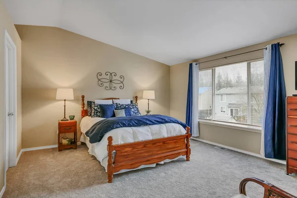 Schlafzimmer Mit Warmen Gelbtönen Und Blauen Vorhängen — Stockfoto