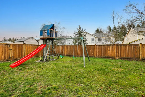 Großer Hinterhof Mit Spielplatz — Stockfoto