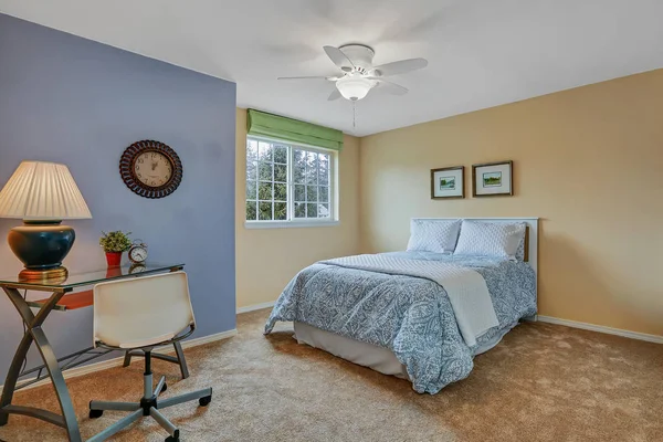 Helles Schlafzimmer Mit Gelben Und Blauen Wänden — Stockfoto