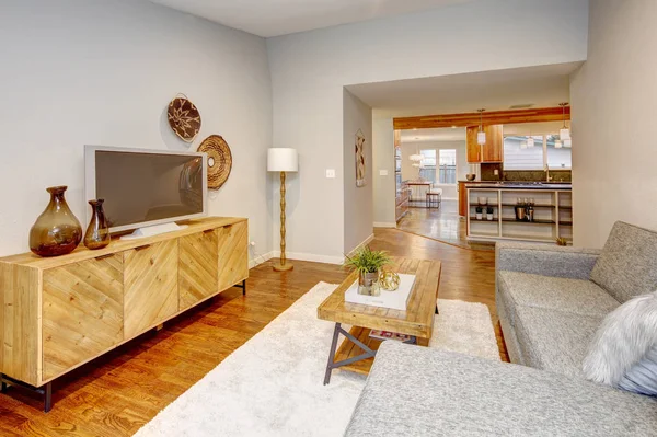 Living Room Neutral Colors Large Gray Sofa Atop Hardwood Floor — Stock Photo, Image