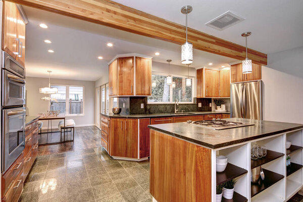 Роскошная кухонная комната с газовой плитой, деревянными шкафами и стальными шкафами
. 