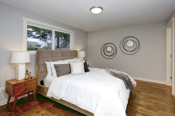 Interior Del Dormitorio Gris Con Cama Enorme Cabecera Con Mechones — Foto de Stock