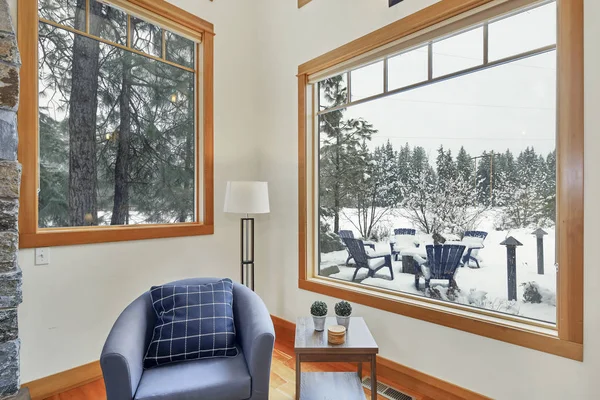 Nádherná Okna Pohled Zasněžené Terase Světlý Prostorný Obývací Pokoj — Stock fotografie