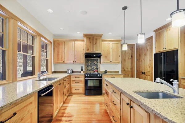 Hermosa Cocina Con Armarios Madera Clara Encimeras Granito Electrodomésticos Negros — Foto de Stock