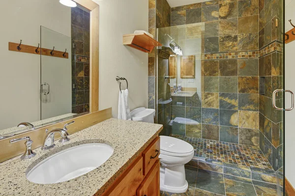 Interior Banheiro Luxo Com Piso Telhas Pedra Natural Chuveiro Envolvente — Fotografia de Stock