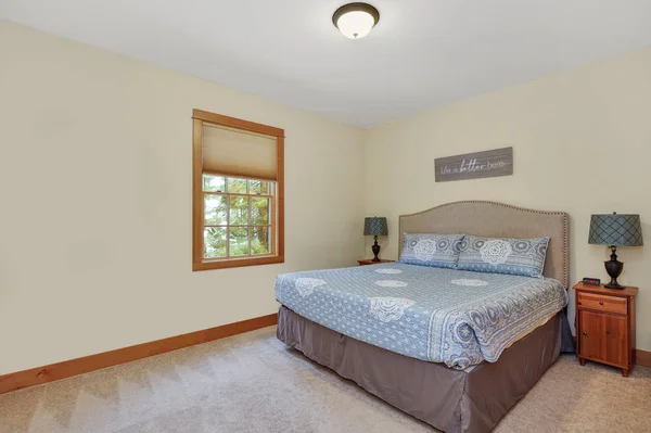 漂亮的客房配有钉头装饰的床单床头和柔软的奶油墙 — 图库照片