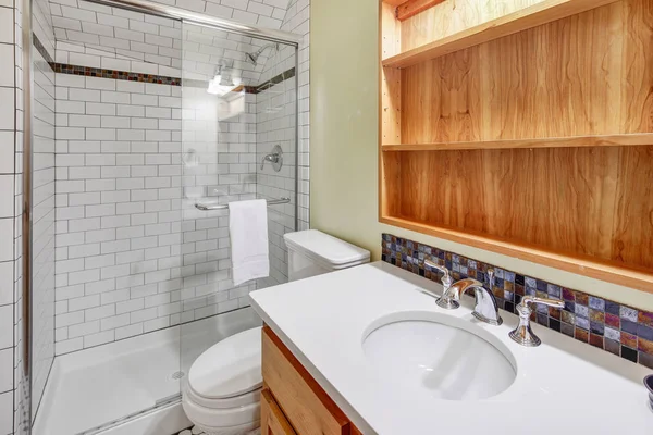 Interior Kamar Mandi Putih Dengan Shower Kaca Dan Backsplash Mosaik — Stok Foto