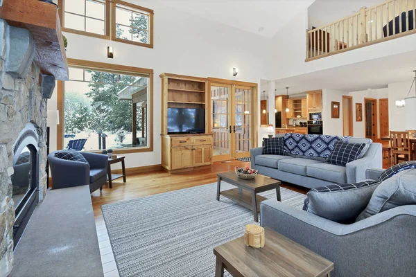 Sala de estar de techo abovedado con puertas correderas de vidrio a un