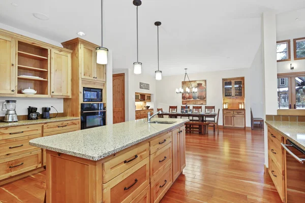 Dapur Yang Menakjubkan Dengan Lemari Kayu Ringan Puncak Granit Counter — Stok Foto