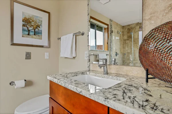 Μπάνιο Μεγάλο Καθρέφτη Και Γρανίτη Countertop — Φωτογραφία Αρχείου