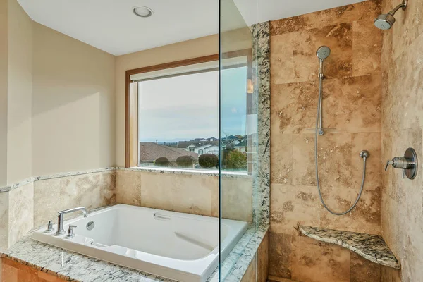 新鮮な大きな窓とシャワー付きのマスターの浴室を改造 — ストック写真