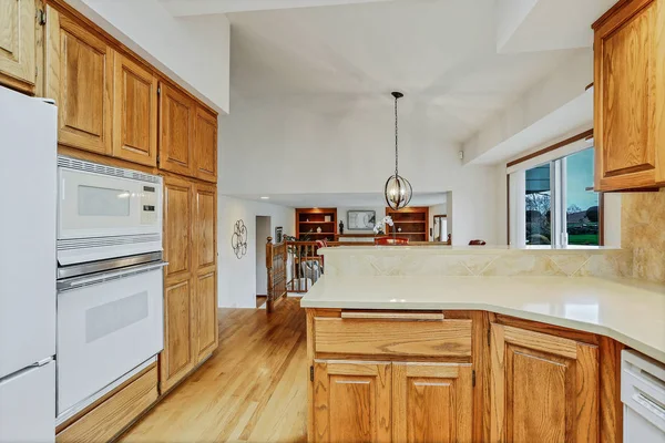 Open Large Kitchen Interior Vaulted Ceiling White Appliances Ninetees — Stock Photo, Image