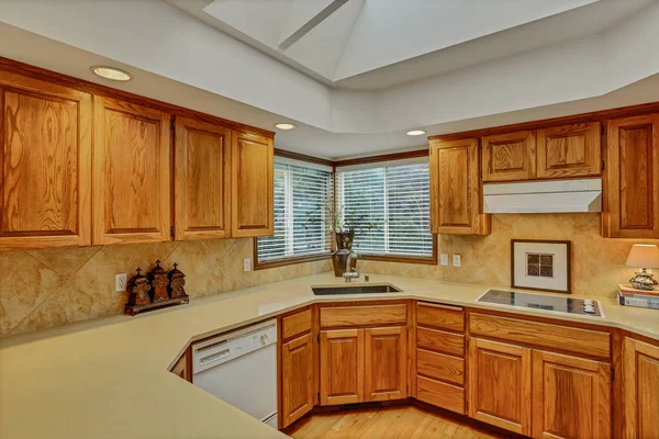 Open Large Kitchen Interior Vaulted Ceiling White Appliances Ninetees — Stock Photo, Image