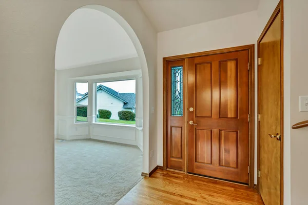 Puerta Entrada Vacía Con Sala Oficina Con Grandes Ventanas Arcos — Foto de Stock