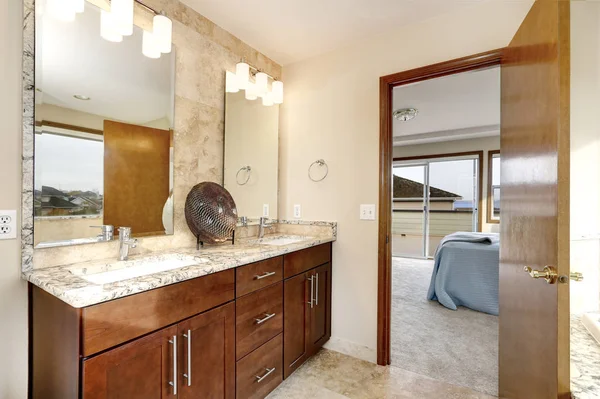 Interior Del Baño Con Cebinetes Madera Oscura Dos Lavabos Espejos — Foto de Stock