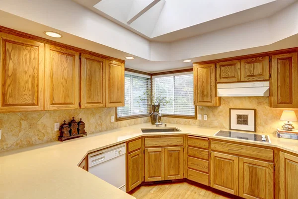 Open Large Kitchen Interior Vaulted Ceiling White Appliances Ninetees — Stock Photo, Image